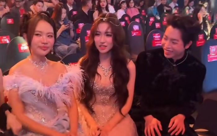 Phương Mỹ Chi cười tươi rói khi gặp Hòa Minzy, mang thêm 'bảo bối' giống hệt đối phương