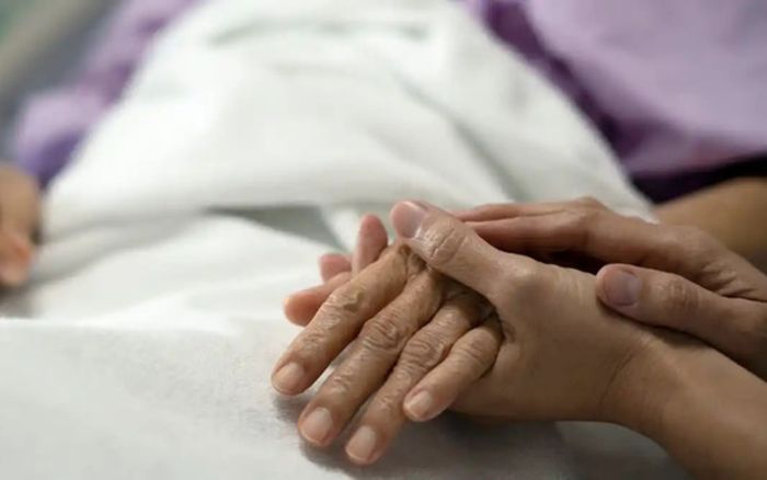 Chồng muốn gặp lại tình đầu lần cuối trước khi qua đời, người vợ quyết định 'gây sốc'