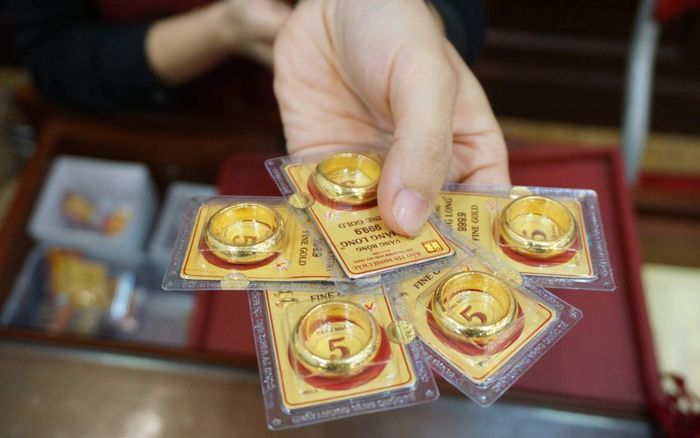 Giá vàng hôm nay (8/2): Vàng nhẫn nóng rực, giá cao kỷ lục khiến thị trường 'nín thở'