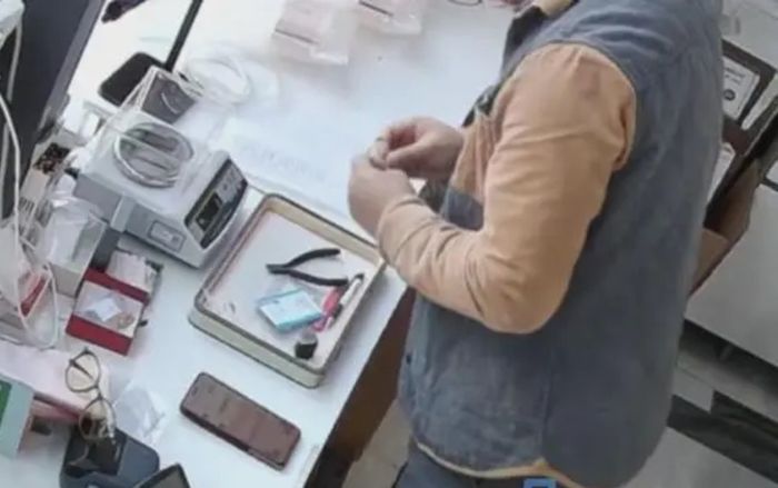 Vòng tay vàng của khách bị gãy đôi, chủ cửa hàng gặp rắc rối ngay sau đó