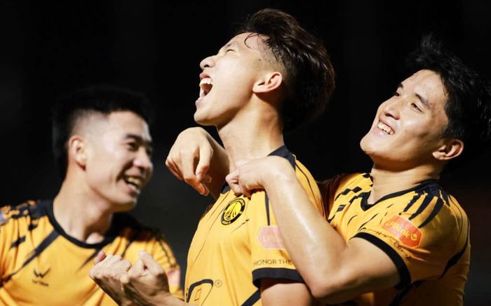 Tiền vệ Việt kiều Lào tỏa sáng trong ngày buồn của Tiến Linh