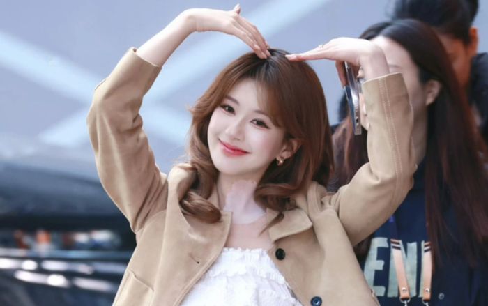 Triệu Lộ Tư gây 'sốt' trong ngày trở lại