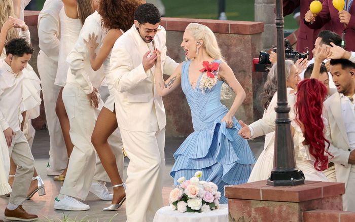 Lady Gaga 'đại náo' sân khấu Super Bowl LX của Bad Bunny, màn hợp tác trong mơ đang đến rất gần