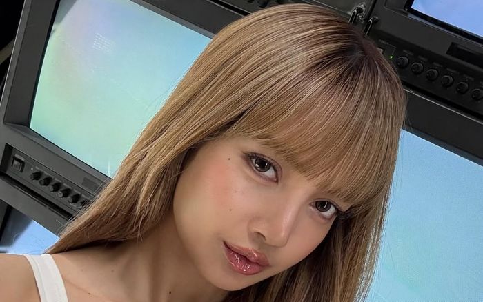 Lisa (BLACKPINK) gặp khó