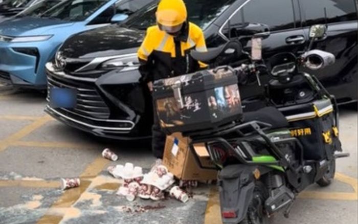 Nam shipper làm đổ 32 ly trà sữa xuống đất, hành động sau đó khiến cộng đồng mạng xôn xao