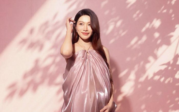 Chế Nguyễn Quỳnh Châu rạng rỡ khi mang thai con đầu lòng