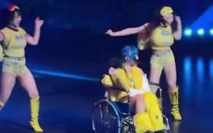 Nữ ca sĩ gặp tai nạn gãy tay trước đêm diễn, ngồi xe lăn lên sân khấu khiến khán giả rơi nước mắt