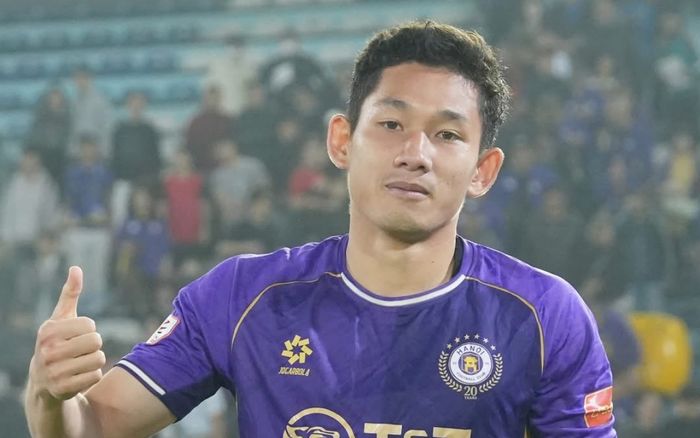 Cầu thủ Hà Nội FC bị đuổi theo cách không tin được