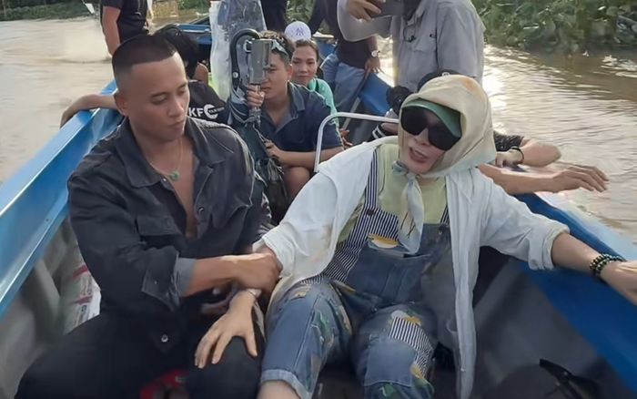 Mỹ Tâm suýt ngã thuyền, được Mai Tài Phến kịp thời kéo lại trong 'phút mốt'