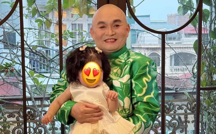 Khoảnh khắc ấm áp giữa nghệ sĩ Xuân Hinh và thành viên mới của gia đình