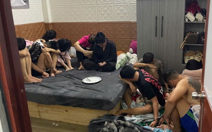 Bắt quả tang 10 nam nữ thanh niên đang 'thác loạn' trong phòng ngủ lúc 3h sáng