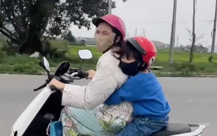 Hòa Minzy nói về khoảnh khắc ăn diện giản dị, lái xe máy chở bé Bo ở quê
