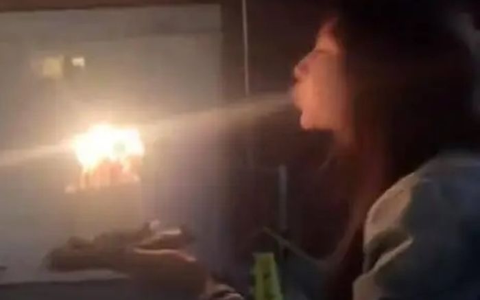 Bắt trend 'bánh sinh nhật phun lửa', nữ diễn viên 27 tuổi gặp tai nạn kinh hoàng