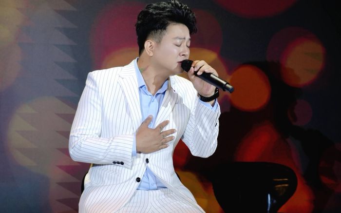 Đang hát mà khán giả liên tục xin chụp ảnh, Hoài Lâm xử lý 10 điểm