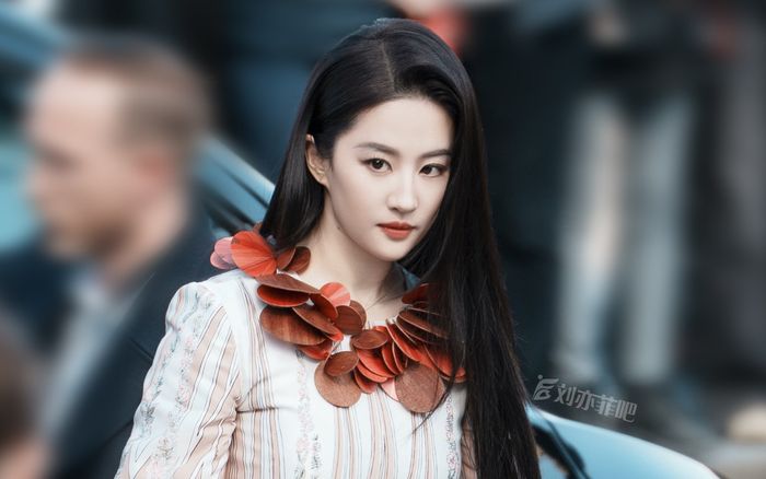 Lưu Diệc Phi khoe mái tóc dài suôn mượt khi đến Tuần lễ thời trang Paris