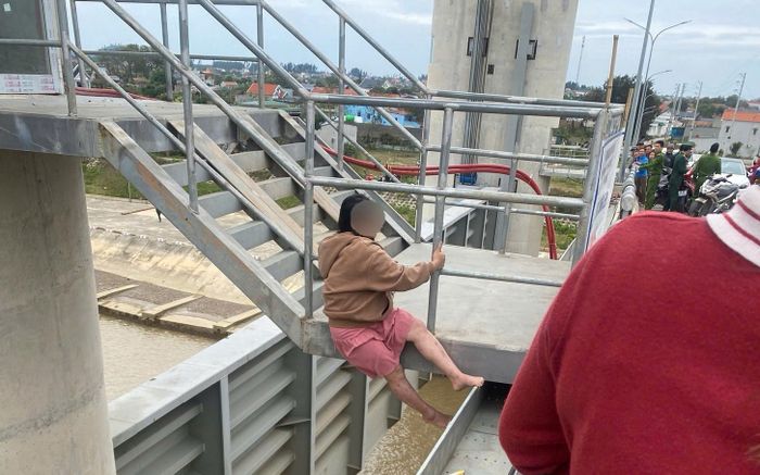 Thai phụ có tâm lý bất ổn trên cầu Cống Lèn, gay cấn khoảnh khắc lực lượng chức năng giải cứu