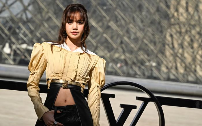 Lisa (BLACKPINK) diện áo độc đáo khoe eo thon tại Tuần lễ thời trang Paris