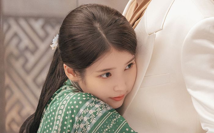 IU sánh đôi bên nam thần mới: nhan sắc gây sốt toàn cõi mạng