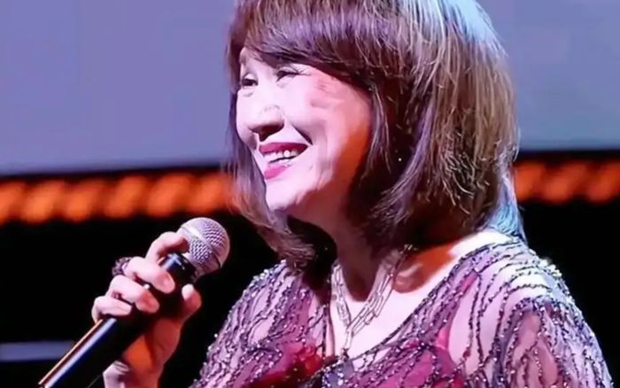 Nữ ca sĩ nổi tiếng một thời ly hôn vì chồng ngoại tình, tuổi 67 vẫn đi hát để lo cho con trai