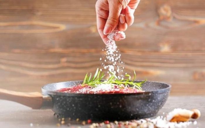 5 thực phẩm nên hạn chế sau tuổi 40 để bảo vệ tim mạch