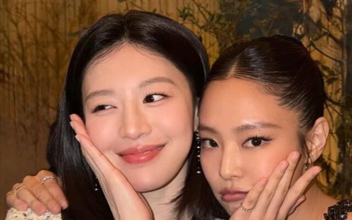 'Dậy sóng' khoảnh khắc Jennie (BLACKPINK) gặp Go Youn Jung ở Pháp