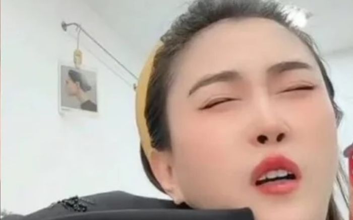 Người phụ nữ 39 tuổi lên cơn đau đầu, đột ngột qua đời trên sóng livestream khiến dư luận bàng hoàng