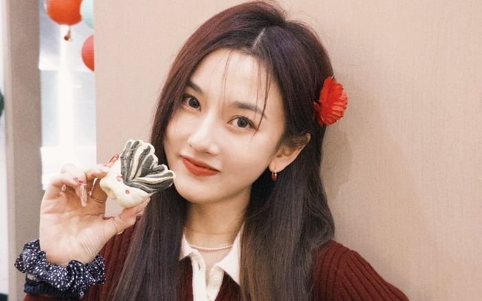 Chia tay Lưu Vũ Ninh, Tống Tổ Nhi sánh đôi bên người mới