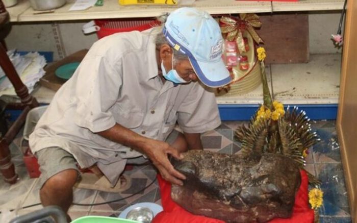 Tảng đá xảy ra hiện tượng kỳ lạ, người dân kéo nhau đến xem