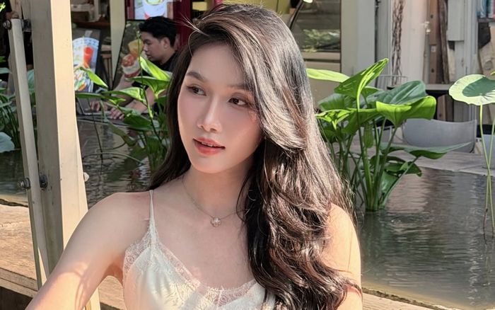 Á hậu Phương Anh diện váy lụa thướt tha tôn lên làn da trắng mịn