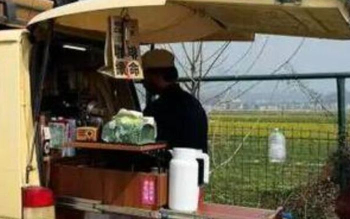 Nghỉ việc để du lịch xuyên đất nước, cặp vợ chồng mở xe cà phê lưu động kiếm tiền xăng