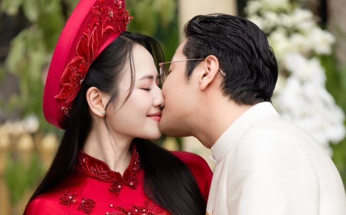 Diện mạo khác lạ của Việt Hoa hậu lễ đính hôn