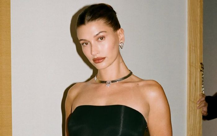 Vợ Justin Bieber tung ảnh nóng bỏng, Kylie Jenner ngỡ ngàng thốt lên 1 từ