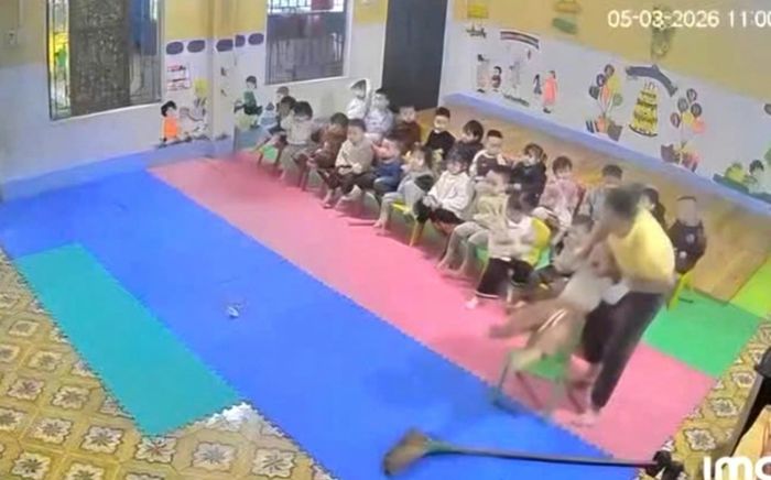 Bế xốc và lắc mạnh trẻ mầm non, một cô giáo bị cho nghỉ việc
