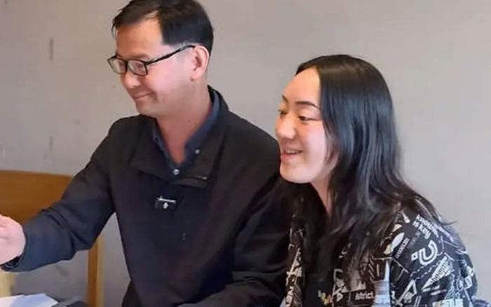 Bé gái bị ông nội bỏ rơi trong nhà vệ sinh khi vừa lọt lòng, cái kết 28 năm sau gây ngỡ ngàng