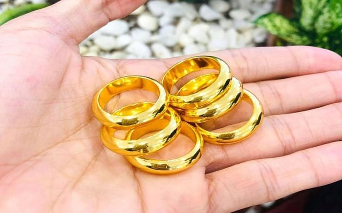 Giá vàng hôm nay (15/3): Vàng nhẫn trượt giá mạnh, người mua mất bao nhiêu?