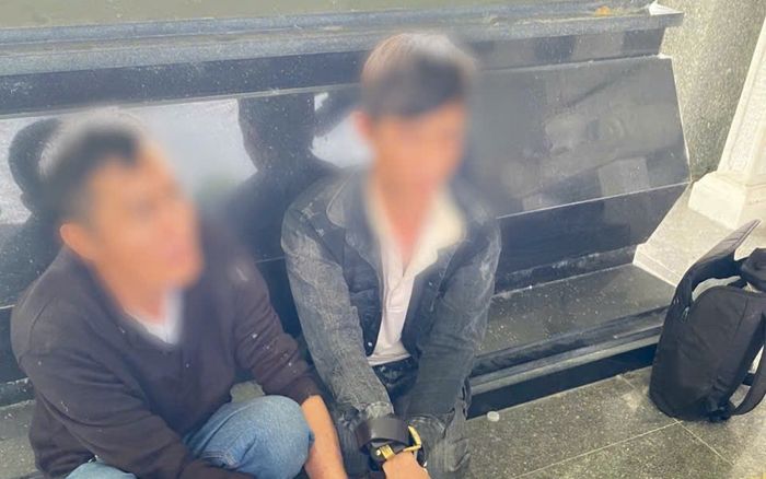 Rủ nhau ra nghĩa địa để thực hiện hành vi đáng xấu hổ, 2 gã đàn ông bị Công an bắt quả tang