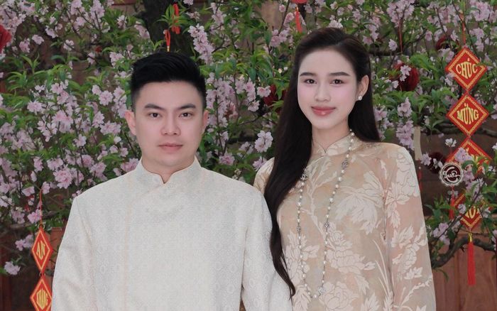 Hoa hậu Đỗ Thị Hà và chồng Viết Vương trong ngày cử tri cả nước đi bầu cử