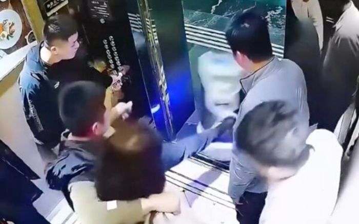 Robot giao đồ ăn chuẩn bị vào thang máy, người đàn ông có hành động khiến dư luận bức xúc