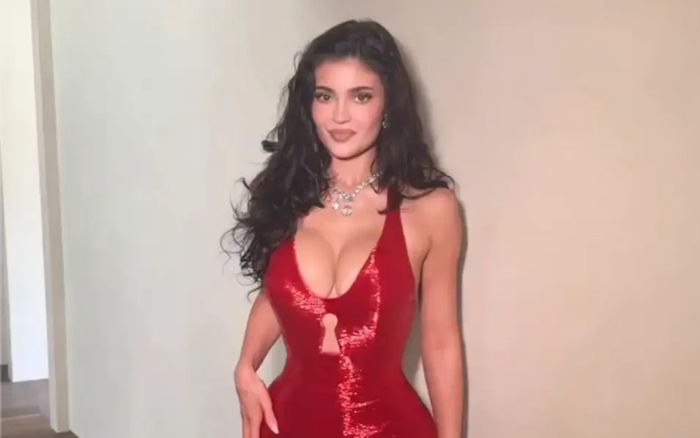 Người mẫu Kylie Jenner đeo hơn 200 carat kim cương dự Oscar 2026