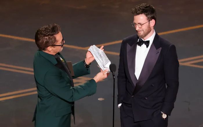 Robert Downey Jr. gây bàn tán vì tặng đồ lót cho đồng nghiệp tại Oscar