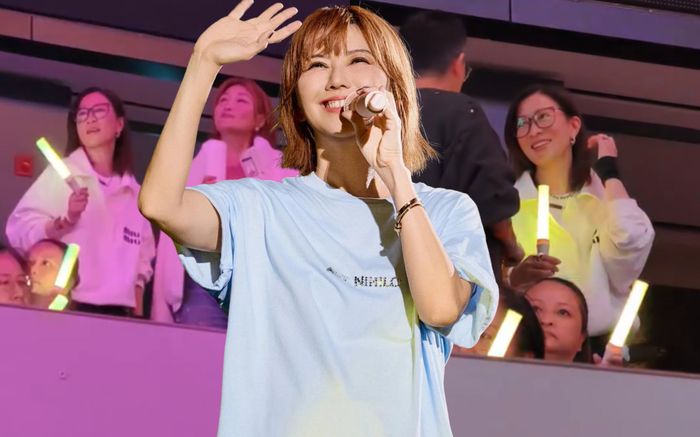 Xa Thi Mạn bị bắt gặp xuất hiện trong concert của nữ ca sĩ hàng đầu showbiz, nhan sắc gây bão mạng xã hội