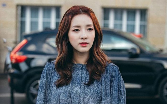 Động thái của Sandara Park sau khi bỏ theo dõi Park Bom