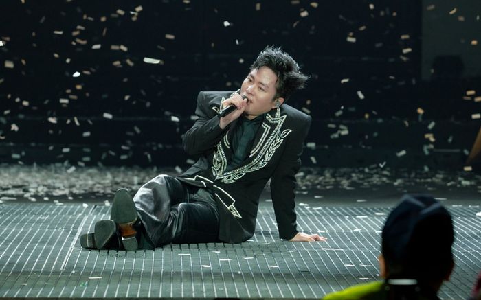 Tùng Dương bị 'bao vây' trên sân khấu