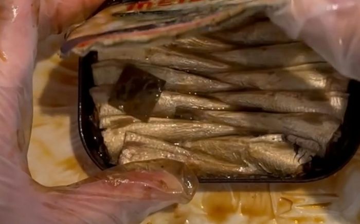 Mở hộp cá mòi hơn 50 năm, người phụ nữ sững sờ trước cảnh tượng bên trong