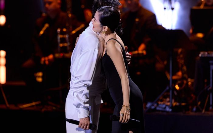 Lệ Quyên công khai ôm ấp một nam ca sĩ trên sân khấu, danh tính chẳng xa lạ