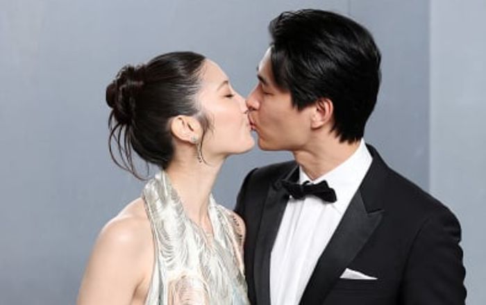 Nữ ca sĩ hát bản hit Golden khoe nhẫn đính hôn sau khi nhận giải thưởng tại Oscar