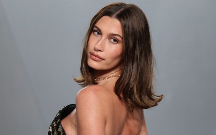 Hailey Bieber khoe tóc bob gợi cảm tại Oscar 2026