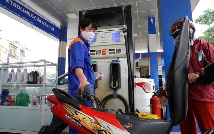 Giá xăng dầu hôm nay 17/3: Thị trường thế giới lao dốc, giảm mạnh