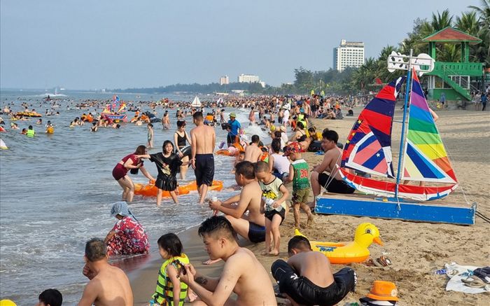 Vừa đẹp vừa không quá tốn kém, những bãi biển này luôn đông khách vào dịp hè