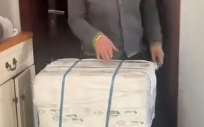 Cô gái lấy chồng xa nhận được thùng hàng lạ, bật khóc nức nở khi mở ra
